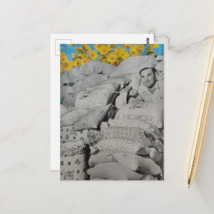 Ein Mann mit retro floral gemusterten Mehlsäcken  Postkarte