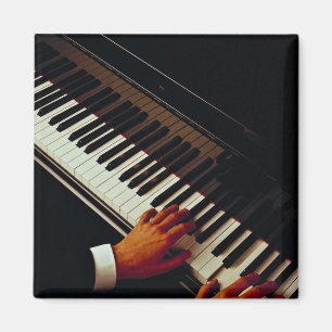 Ein Mann spielt Klavier Magnet
