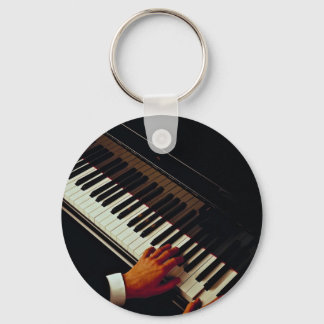 Ein Mann spielt Klavier Schlüsselanhänger