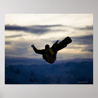 Ein männlicher Snowboarder drehe beim Reiten einen Poster