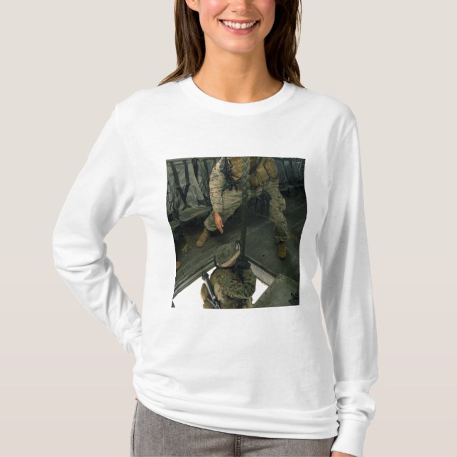 Ein Marine schickt einen anderen Marine in die Höl T-Shirt (Vorderseite)