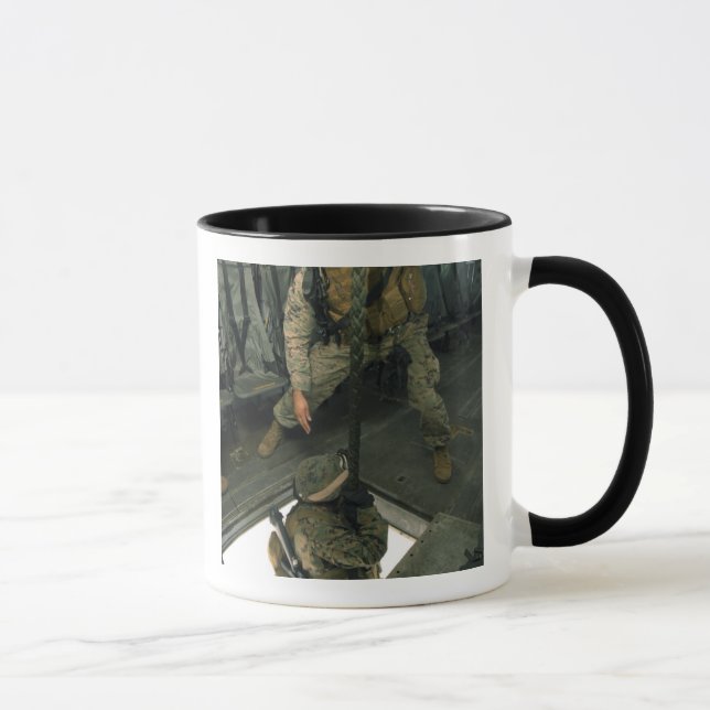 Ein Marine schickt einen anderen Marine in die Höl Tasse (Rechts)