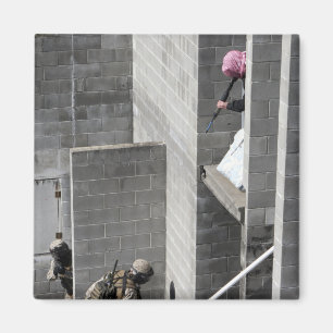 Ein Marine- und Rolle-spielender feindlicher Magnet