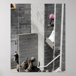 Ein Marine- und Rolle-spielender feindlicher Poster