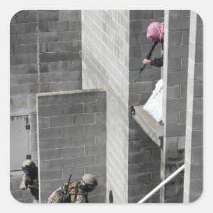 Ein Marine- und Rollenspielfeind Quadratischer Aufkleber