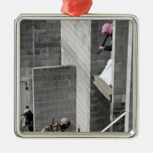 Ein Marine- und Rollenspielfeind Silbernes Ornament