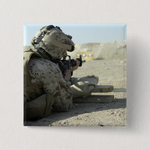 Ein Marinesoldat feuert ein Gewehr des Services Button