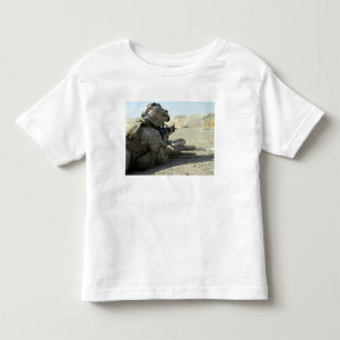 Ein Marinesoldat feuert ein Gewehr des Services Kleinkind T-shirt