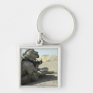 Ein Marinesoldat feuert ein Gewehr des Services Schlüsselanhänger