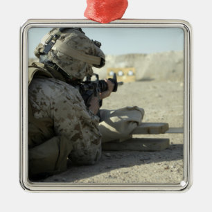 Ein Marinesoldat feuert ein Gewehr des Services Silbernes Ornament