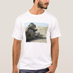 Ein Marinesoldat feuert ein Gewehr des Services T-Shirt