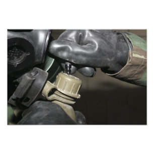 Ein Marinesoldat fügt ein trinkendes Rohr in sein Fotodruck