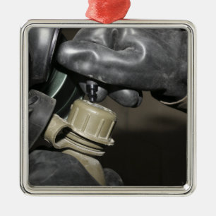 Ein Marinesoldat fügt ein trinkendes Rohr in sein Silbernes Ornament