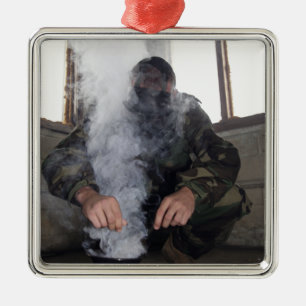 Ein Marinesoldat füllt die Gaskammer mit mehr Ornament Aus Metall