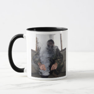 Ein Marinesoldat füllt die Gaskammer mit mehr Tasse