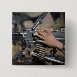 Ein Marinesoldat lädt a.m. - Maschinengewehr 240G Button