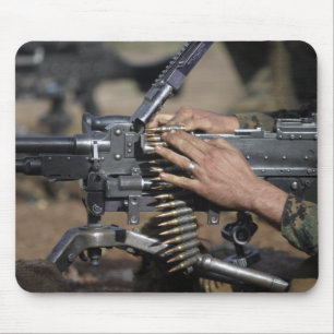 Ein Marinesoldat lädt a.m. - Maschinengewehr 240G Mousepad
