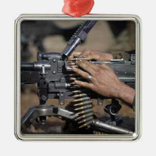 Ein Marinesoldat lädt a.m. - Maschinengewehr 240G Ornament Aus Metall