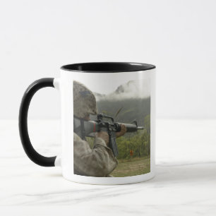 Ein Marinesoldat leitet Bohrgeräte Tasse