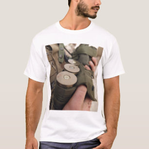 Ein Marinesoldat schaukelt Handvoll 40 T-Shirt