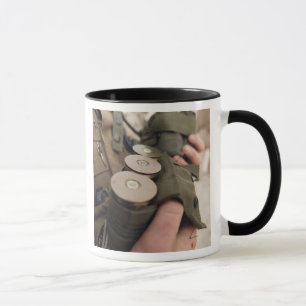 Ein Marinesoldat schaukelt Handvoll 40 Tasse