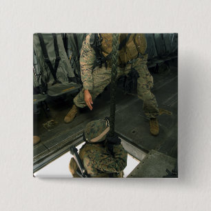 Ein Marinesoldat sendet einen Mitmarinesoldaten Button