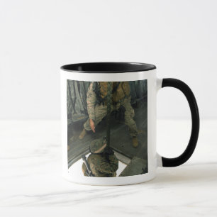 Ein Marinesoldat sendet einen Mitmarinesoldaten Tasse
