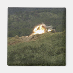 Ein Marinesoldat zählt einen direkten Schlag Magnet