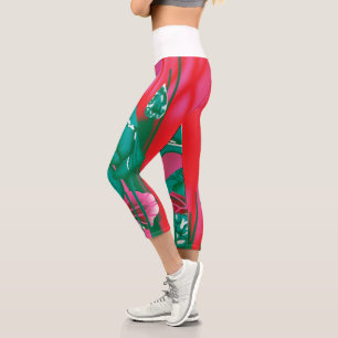Ein markanter rot-grüner Schal mit Blumen und Lea Capri Leggings
