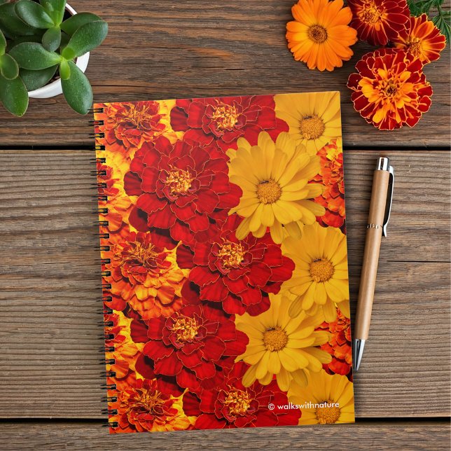 Ein Medley aus Rot-Gelb- und Orangenschwellen Notizblock (A Medley of Red, Yellow and Orange Marigolds Journal Cover Photo)