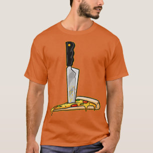 Ein Messer steckte in einem Stück Pizza und Horror T-Shirt