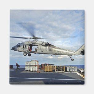 Ein MH-60er Seahawk bereitet sich darauf vor, Muni Magnet