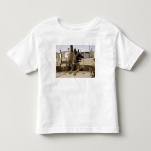 Ein Militärfunktionshund sitzt auf einem M2A3 Kleinkind T-shirt
