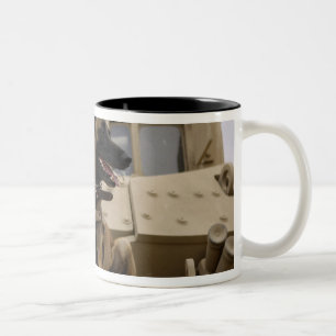 Ein militärisch arbeitender Hund sitzt auf einem M Zweifarbige Tasse