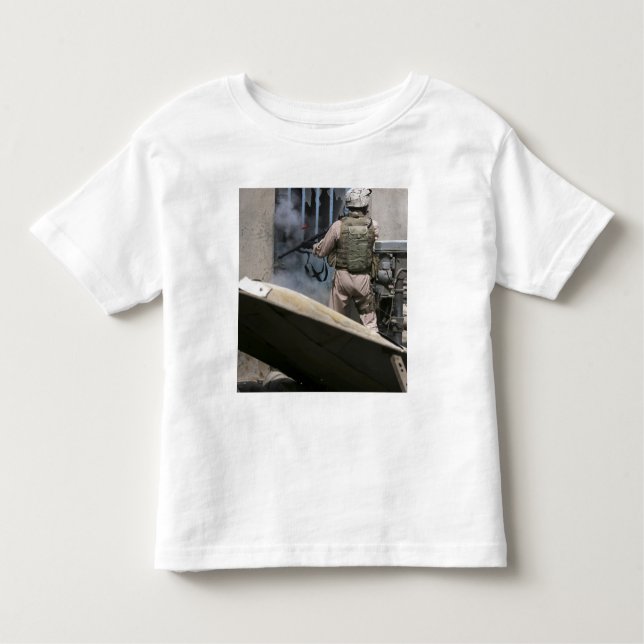 Ein Militärpolizist nutzt eine Runde, die durchbro Kleinkind T-shirt (Vorderseite)