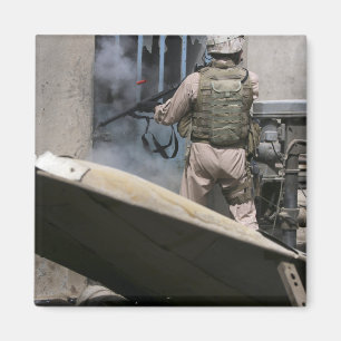 Ein Militärpolizist nutzt eine Runde, die durchbro Magnet