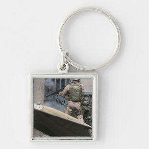 Ein Militärpolizist nutzt eine Runde, die durchbro Schlüsselanhänger