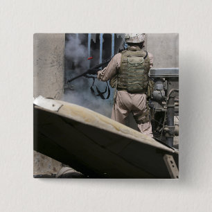 Ein Militärpolizist verwendet um durchbrechen Button