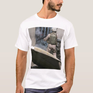 Ein Militärpolizist verwendet um durchbrechen T-Shirt