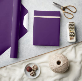 Ein minimalistischer violetter Hintergrund mit dez Geschenkpapier