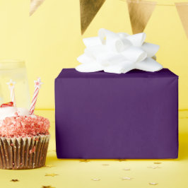Ein minimalistischer violetter Hintergrund mit dez Geschenkpapier