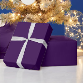Ein minimalistischer violetter Hintergrund mit dez Geschenkpapier