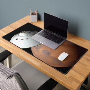 Ein mit Aeroshell angereichertes Raumfahrzeug nähe Schreibtischunterlage