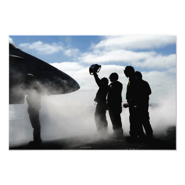 Ein Mitglied der Crew eines Cockpits Fotodruck (Vorne)