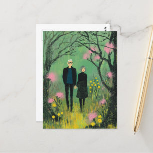 Ein mittelaltes Paar spaziert im Wald Postkarte