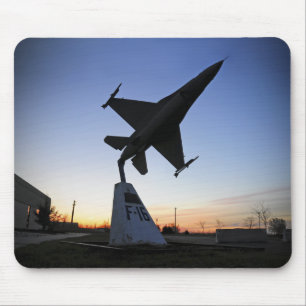 Ein Modellbau eines kämpfenden Falken F-16 C Mousepad