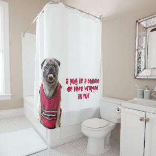 Ein Mops ist ein Bündel von Liebe, die in Pelz Duschvorhang