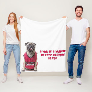 Ein Mops ist ein Bündel von Liebe, die in Pelz umm Fleecedecke