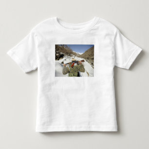 Ein Mujahadeen Schutz geht mit US-Militär membe Kleinkind T-shirt