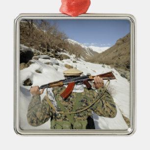 Ein Mujahadeen Schutz geht mit US-Militär membe Ornament Aus Metall